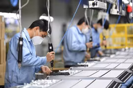 Công nhân sản xuất tại một phân xưởng của Skyworth ở Quảng Châu, thủ phủ tỉnh Quảng Đông, Trung Quốc. (Nguồn: THX/TTXVN)