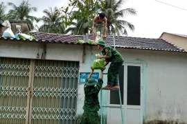 Tất cả các đồn biên phòng tuyến biển và hải đảo đều huy động tối đa lực lượng để giúp đỡ người dân các địa phương gia cố nhà cửa. (Ảnh: Đoàn Hữu Trung/TTXVN)