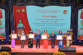 Bí thư Thành ủy Hà Nội Đinh Tiến Dũng trao Huân chương Lao động hạng Nhất, Nhì, Ba của Chủ tịch nước tặng các tập thể và cá nhân. (Ảnh: Thanh Tùng/TTXVN) 