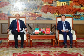 Bí thư Thành ủy Hải Phòng Trần Lưu Quang tiếp Tổng Bí thư Đảng Lao động Mexico Alberto Anaya Guitiérrez. (Ảnh: Minh Huệ/TTXVN)