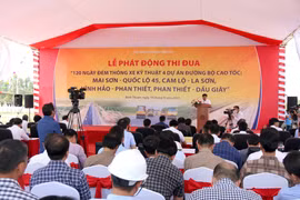 Quang cảnh buổi lễ phát động thi đua 120 ngày đêm thông xe kỹ thuật 4 dự án đường bộ cao tốc. (Ảnh: Nguyễn Thanh/TTXVN)