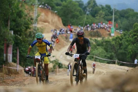 Các vận động viên thực hiện phần thi. (Ảnh: Trọng Đạt/TTXVN)