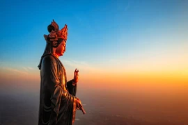 Được công nhận là tượng Phật Bà bằng đồng cao nhất châu Á, tượng Phật Bà Tây Bổ Đà Sơn thu hút được đông đảo du khách đến hành hương, tham quan du lịch tại núi Bà Đen. (Ảnh: Thanh Tân/TTXVN) 