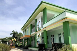 Cỏ dại mọc um tùm trong khuôn viên trường học bị hoang hóa. (Ảnh: Lê Ngọc Phước/TTXVN)