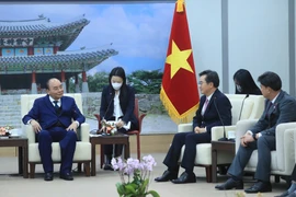 Trong chương trình chuyến thăm cấp Nhà nước tới Hàn Quốc, chiều 6/12, tại thành phố Gwangju, Chủ tịch nước Nguyễn Xuân Phúc gặp ông Kim Dong-yeon, Tỉnh trưởng tỉnh Gyeonggi. (Ảnh: Thống Nhất/TTXVN) 