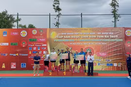 Ban tổ chức trao giải Nhất, Nhì và đồng hạng Ba cho các vận động viên ở 5 nội dung: Đơn nam, đơn nữ, đôi nam, đôi nữ và đôi nam-nữ. (Ảnh: Khoa Chương/TTXVN)