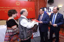 Thủ tướng Phạm Minh Chính với giáo sư Yang Dao trong buổi gặp gỡ cộng đồng người Việt Nam tại Hoa Kỳ. (Ảnh: Dương Giang/TTXVN) 