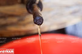 Những giọt nước mắm nhĩ thượng hạng chắt ra từ thùng ủ. (Nguồn: Báo ảnh Việt Nam)