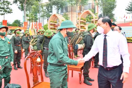 Chủ tịch Ủy ban Nhân dân tỉnh Tiền Giang Nguyễn Văn Vĩnh động viên thanh niên lên đường nhập ngũ. (Ảnh: Hữu Chí/TTXVN)