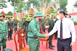 Chủ tịch Ủy ban Nhân dân tỉnh Tiền Giang Nguyễn Văn Vĩnh động viên thanh niên lên đường nhập ngũ. (Ảnh: Hữu Chí/TTXVN)