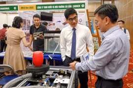 Khách tham quan các gian hàng trưng bày tại hội chợ. (Ảnh: Thanh Liêm/TTXVN)