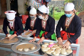 Người Dao xã Cẩm Liên, huyện Cẩm Thủy, Thanh Hóa nặn bánh để sử dụng trong lễ đón tết năm cùng. (Ảnh: Nguyễn Nam/TTXVN) 