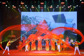 Chương trình biểu diễn văn nghệ tai lễ kỷ niệm 50 năm Chiến thắng Hà Nội-Điện Biên Phủ trên không. (Ảnh: Văn Điệp/TTXVN) 