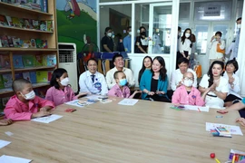 Phó Chủ tịch nước Võ Thị Ánh Xuân với các bệnh nhi ung thư đang điều trị tại Bệnh viện K cơ sở 2 Tân Triều. (Ảnh: Phạm Kiên/TTXVN)