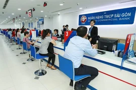 Giao dịch tại SCB. (Ảnh: CTV/Vietnam+)