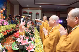 Nghi lễ truyền thống tắm Phật trong Lễ mừng Đại Lễ Phật đản. (Ảnh minh họa: Nguyễn Dân/TTXVN)