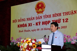 Ông Nguyễn Hoài Anh, Chủ tịch Hội đồng Nhân dân tỉnh Bình Thuận phát biểu tại kỳ họp. (Ảnh: Nguyễn Thanh/TTXVN)