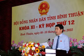 Ông Nguyễn Hoài Anh, Chủ tịch Hội đồng Nhân dân tỉnh Bình Thuận phát biểu tại kỳ họp. (Ảnh: Nguyễn Thanh/TTXVN)