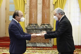 Chủ tịch nước Nguyễn Xuân Phúc nhận Quốc thư của Đại sứ Guatemala Carlos Humberto Jiménez Licona. (Ảnh: Thống Nhất/TTXVN) 