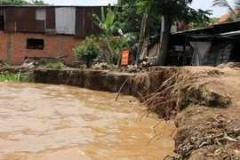 Bờ sông Tiền, đoạn thuộc xã Tân Quới, huyện Thanh Bình, tỉnh Đồng Tháp bị sạt lở. (Ảnh: Nhựt An/TTXVN)