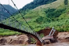 Cầu treo dân sinh tại bản Mệt Sai, xã Sặp Vạt, huyện Yên Châu, tỉnh Sơn La bị sập trụ cầu. (Ảnh: TTXVN phát)