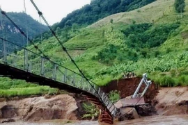 Cầu treo dân sinh tại bản Mệt Sai, xã Sặp Vạt, huyện Yên Châu, tỉnh Sơn La bị sập trụ cầu. (Ảnh: TTXVN phát)