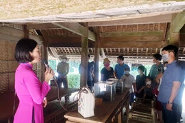 Chị Phùng Thị Hương Giang đã 26 năm gắn bó với công việc thuyết minh vẫn luôn dâng trào cảm xúc khi được giới thiệu về Bác cho các du khách. (Ảnh: Tá Chuyên/TTXVN)