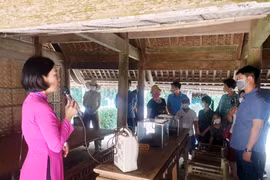 Chị Phùng Thị Hương Giang đã 26 năm gắn bó với công việc thuyết minh vẫn luôn dâng trào cảm xúc khi được giới thiệu về Bác cho các du khách. (Ảnh: Tá Chuyên/TTXVN)