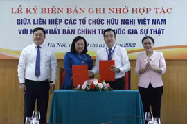 Chủ tịch Liên hiệp các tổ chức hữu nghị Việt Nam Nguyễn Phương Nga và Giám đốc, Tổng Biên tập Nhà xuất bản Chính trị Quốc gia Sự thật Phạm Minh Tuấn chứng kiến lễ ký. (Ảnh: An Đăng/TTXVN)