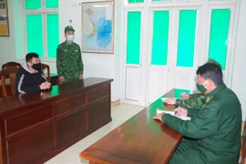 Lực lượng Biên phòng Lạng Sơn lấy lời khai đối tượng Mạc Đức Dũng. (Ảnh: TTXVN phát)