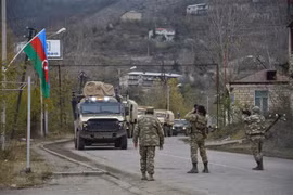 Binh sỹ và xe quân sự của Azerbaijan di chuyển qua thị trấn Lachin, gần khu vực biên giới với Armenia. (Ảnh: AFP/TTXVN) 