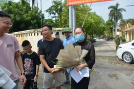 Các công dân sau khi được đặc xá trước thời hạn, vui mừng khi được gặp người thân. (Ảnh: Thanh Vân/TTXVN)
