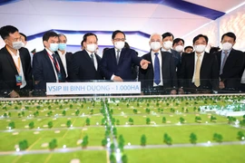 Thủ tướng Phạm Minh Chính và các đại biểu tham quan mô hình xây dựng Khu công nghiệp Việt Nam-Singapore (VSIP III). (Ảnh: Dương Giang/TTXVN)