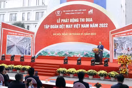 Hình ảnh Chủ tịch nước Nguyễn Xuân Phúc phát biểu tại lễ phát động thi đua của Tập đoàn Dệt may Việt Nam. (Ảnh: Thống Nhất/TTXVN) 