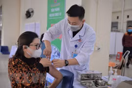Tiêm vaccine phòng COVID-19 liều bổ sung, liều nhắc lại cho người dân. (Ảnh: Thanh Vân/TTXVN)