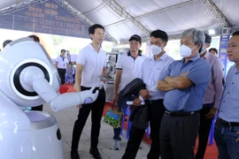 Khách tham quan tìm hiểu các sản phẩm ứng dụng công nghệ tại Ngày hội Khởi nghiệp sáng tạo vùng Nam Trung bộ và Tây Nguyên. (Ảnh: Đặng Tuấn/TTXVN)