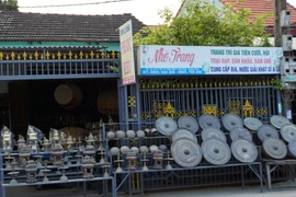 Các sản phẩm của làng nghề đúc đồng truyền thống Phước Kiều đang được bày bán tại một số cửa hàng dọc hai bên quốc lộ 1A, trên địa bàn xã Điện Phương. (Ảnh: Phước Tuệ/TTXVN) 