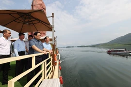 Thủ tướng Phạm Minh Chính khảo sát đồ án quy hoạch chung xây dựng khu du lịch quốc gia hồ Thác Bà. (Ảnh: Dương Giang/TTXVN) 