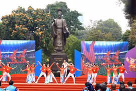 Hãy tỏa sáng - Bài hát chính thức của SEA Games 31, sáng tác của nhạc sỹ Huy Tuấn được ca sỹ Tôn Sơn cùng vũ đoàn Flower trình bày. (Ảnh: Hoàng Hiếu/TTXVN) 