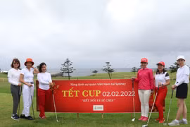 Các nữ golf thủ chụp ảnh lưu niệm trước khi bắt đầu thi đấu. (Ảnh: Nguyễn Minh/TTXVN)