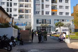Hiện trường khu chung cư có căn hộ cháy được phong tỏa để điều tra. (Nguồn: plo.vn)