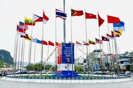 Cờ tổ quốc của các quốc gia thi đấu SEA Games 31 treo tại các khu vực trung tâm. (Ảnh: TTXVN phát) 