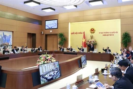 Ủy ban Thường vụ Quốc hội biểu quyết thông qua về sửa đổi, bổ sung một số điều của Pháp lệnh về trình tự, thủ tục xem xét, quyết định áp dụng biện pháp xử lý hành chính tại Tòa án Nhân dân. (Ảnh: Doãn Tấn/TTXVN)