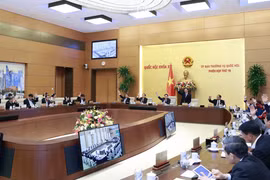 Ủy ban Thường vụ Quốc hội biểu quyết thông qua về sửa đổi, bổ sung một số điều của Pháp lệnh về trình tự, thủ tục xem xét, quyết định áp dụng biện pháp xử lý hành chính tại Tòa án Nhân dân. (Ảnh: Doãn Tấn/TTXVN)