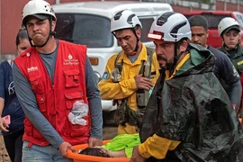 Lực lượng cứu hộ chuyển nạn nhân tại hiện trường vụ sạt lở đất do mưa lớn ở thành phố cổ Petropolis, Đông Nam Brazil, ngày 18/2/2022. (Nguồn: AFP/TTXVN) 