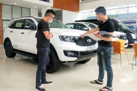 Đại lý xe nhộn nhịp trong những ngày áp dụng chính sách giảm 50% lệ phí trước bạ đối với xe lắp ráp. (Ảnh: PV/Vietnam+)