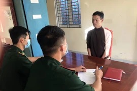 Lực lượng Biên phòng cửa khẩu An Thới, tỉnh Kiên Giang xác minh thông tin các nạn nhân. (Ảnh: TTXVN phát)