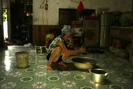 Người dân thôn Ích Duệ gặp nhiều khó khăn do nhà cửa xuống cấp, bị mưa dột vào những ngày trời mưa. (Ảnh: Hải Yến/TTXVN) 