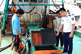Lực lượng cảnh sát biển kiểm tra hầm chứa dầu trên tàu ST 01727TS. (Ảnh: TTXVN phát)