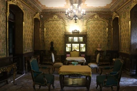 Những căn phòng sang trọng mang phong cách châu Âu bên trong Cung An Định. (Ảnh: Đỗ Trưởng/TTXVN) 